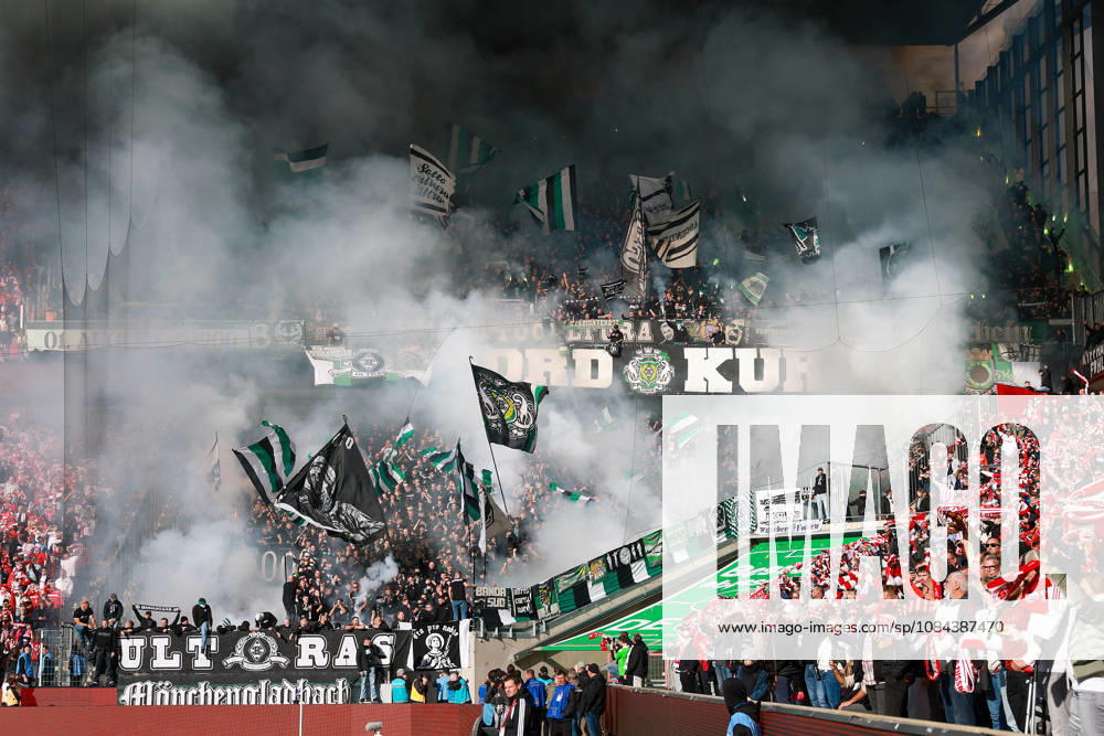 1. Bundesliga - 26 27 - 1. FC Köln - Borussia Mönchengladbach am 11.10.2026 im RheinEnergieSTADION in Köln Die Moenchengladbach Fans im Gästeblock zünden Pyrotechnik