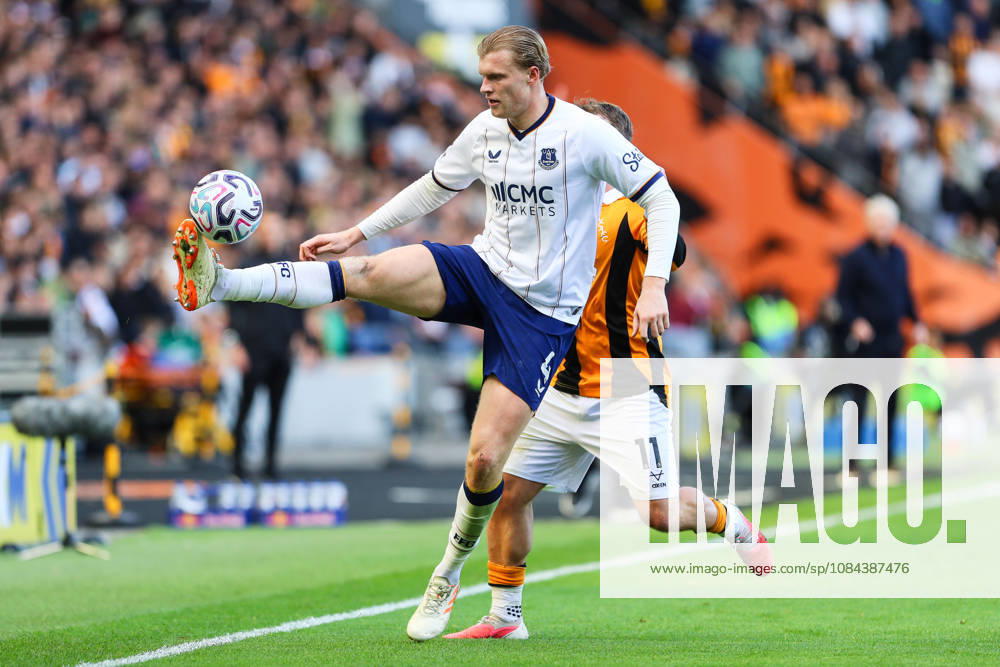 KINGSTON UPON HULL, ENGLAND, OCTOBER 11: Jarrad Branthwaite of Everton FC controls the ball during a Premier League 2026-27 match between Hull City and Everton FC at the MKM Stadium on October 11, 2026 in Kingston Upon Hull, England. (Photo by Zach Forster Sports Press Photo)
