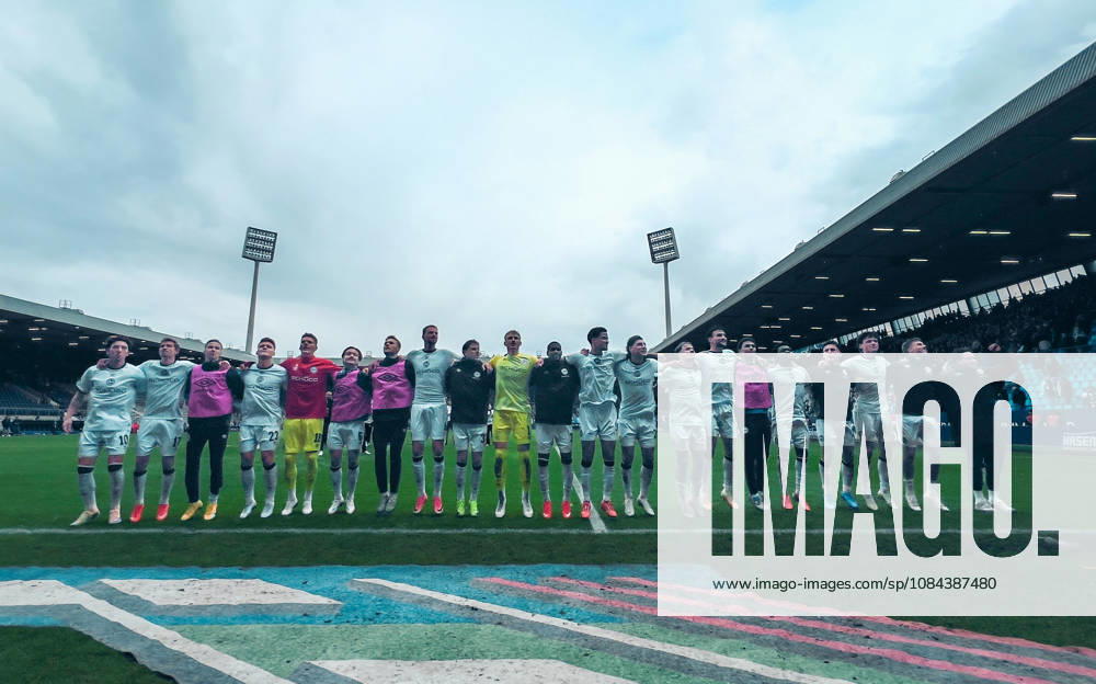 Deutschland: Fussball 2.Bundesliga 2026 2027, 7. Spieltag - VfL Bochum vs Arminia Bielefeld - Vonovia Ruhrstadion (Bochum): Siegesjubel Mannschaftsfoto, Totale Arminia Bielefeld Bochum Vonovia Ruhrstadion Deutschland