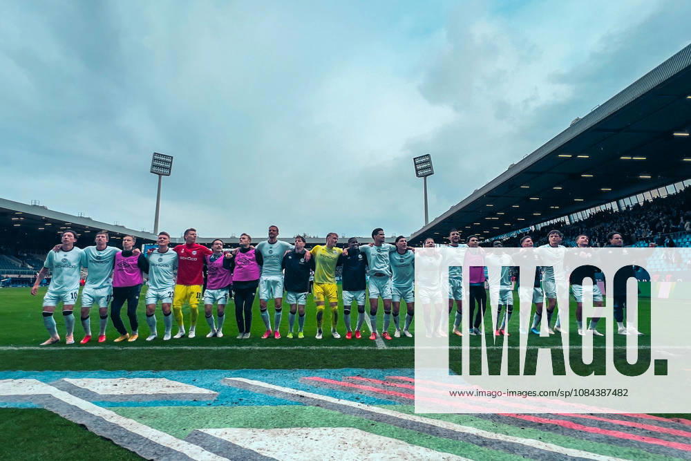 Deutschland: Fussball 2.Bundesliga 2026 2027, 7. Spieltag - VfL Bochum vs Arminia Bielefeld - Vonovia Ruhrstadion (Bochum): Siegesjubel Mannschaftsfoto, Totale Arminia Bielefeld Bochum Vonovia Ruhrstadion Deutschland