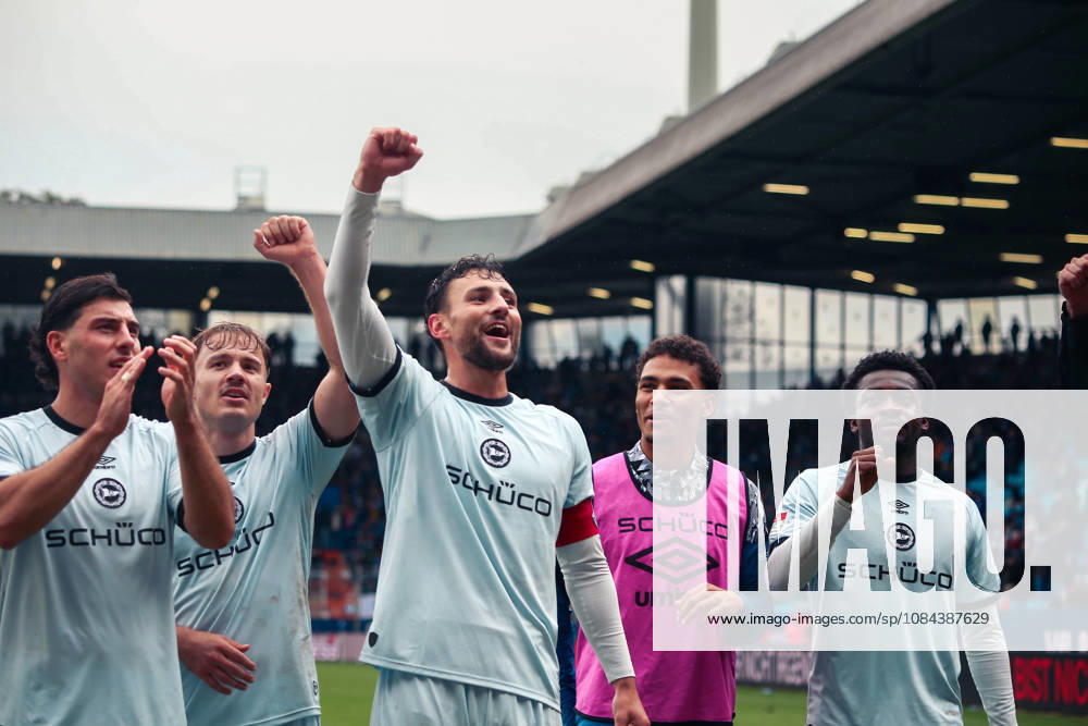 Deutschland: Fussball 2.Bundesliga 2026 2027, 7. Spieltag - VfL Bochum vs Arminia Bielefeld - Vonovia Ruhrstadion (Bochum): Siegesjubel Maximilian Bauer (Arminia Bielefeld, 5) Benjamin Boakye (Arminia Bielefeld, 27) Stefano Russo (Arminia Bielefeld, 21) Geste, Gestik, Emotion Bochum Vonovia Ruhrstadion Deutschland