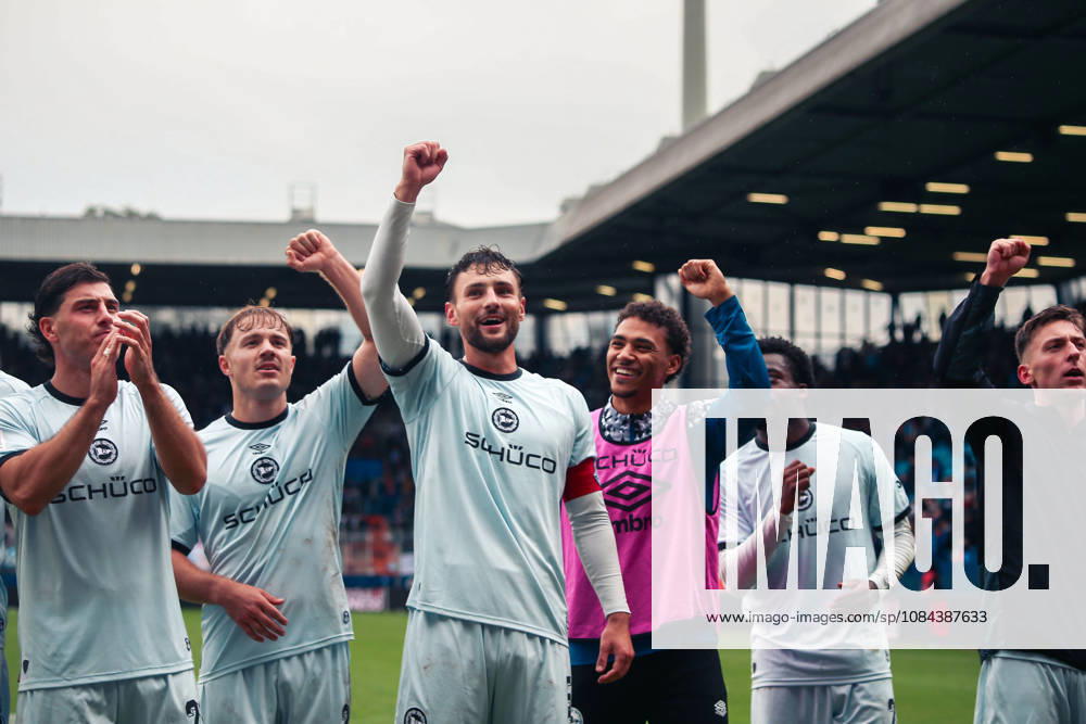Deutschland: Fussball 2.Bundesliga 2026 2027, 7. Spieltag - VfL Bochum vs Arminia Bielefeld - Vonovia Ruhrstadion (Bochum): Siegesjubel Maximilian Bauer (Arminia Bielefeld, 5) Benjamin Boakye (Arminia Bielefeld, 27) Stefano Russo (Arminia Bielefeld, 21) Geste, Gestik, Emotion Bochum Vonovia Ruhrstadion Deutschland