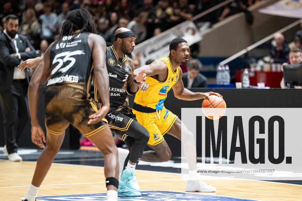 Darius Perry (Nr. 11 MHP Riesen Ludwigsburg) gegen DeJour Reaves (Nr. 3 Basketball Loewen Braunschweig) GER, Basketball Loewen Braunschweig gegen MHP Riesen Ludwigsburg, Basketball, easyCredit BBL, Woche 3, Spielzeit 2026 27, 11.10.2026 GER, Basketball Loewen Braunschweig gegen MHP Riesen Ludwigsburg, Basketball, easyCredit BBL, Woche 3, Spielzeit 2026 27, 11.10.2026 Braunschweig