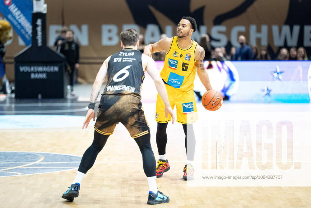 Ish Leggett (Nr. 5 MHP Riesen Ludwigsburg) gegen Ferdinand Zylka (Nr. 6 Basketball Loewen Braunschweig) GER, Basketball Loewen Braunschweig gegen MHP Riesen Ludwigsburg, Basketball, easyCredit BBL, Woche 3, Spielzeit 2026 27, 11.10.2026 GER, Basketball Loewen Braunschweig gegen MHP Riesen Ludwigsburg, Basketball, easyCredit BBL, Woche 3, Spielzeit 2026 27, 11.10.2026 Braunschweig