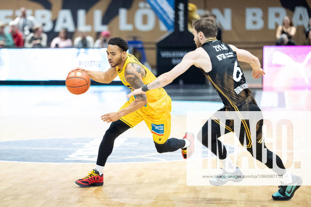 Ish Leggett (Nr. 5 MHP Riesen Ludwigsburg) gegen Ferdinand Zylka (Nr. 6 Basketball Loewen Braunschweig) GER, Basketball Loewen Braunschweig gegen MHP Riesen Ludwigsburg, Basketball, easyCredit BBL, Woche 3, Spielzeit 2026 27, 11.10.2026 GER, Basketball Loewen Braunschweig gegen MHP Riesen Ludwigsburg, Basketball, easyCredit BBL, Woche 3, Spielzeit 2026 27, 11.10.2026 Braunschweig