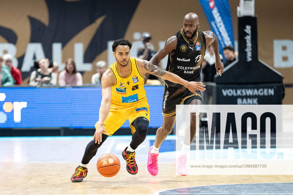 Ish Leggett (Nr. 5 MHP Riesen Ludwigsburg) gegen Sheldon Edwards (Nr. 13 Basketball Loewen Braunschweig) GER, Basketball Loewen Braunschweig gegen MHP Riesen Ludwigsburg, Basketball, easyCredit BBL, Woche 3, Spielzeit 2026 27, 11.10.2026 GER, Basketball Loewen Braunschweig gegen MHP Riesen Ludwigsburg, Basketball, easyCredit BBL, Woche 3, Spielzeit 2026 27, 11.10.2026 Braunschweig