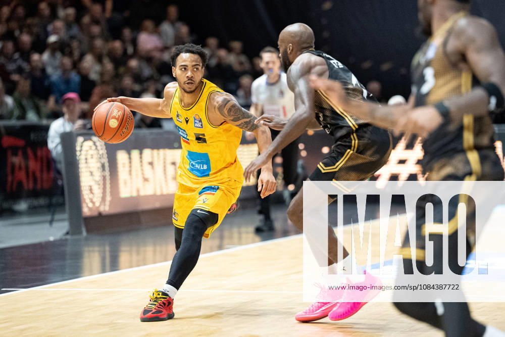 Ish Leggett (Nr. 5 MHP Riesen Ludwigsburg) gegen Sheldon Edwards (Nr. 13 Basketball Loewen Braunschweig) GER, Basketball Loewen Braunschweig gegen MHP Riesen Ludwigsburg, Basketball, easyCredit BBL, Woche 3, Spielzeit 2026 27, 11.10.2026 GER, Basketball Loewen Braunschweig gegen MHP Riesen Ludwigsburg, Basketball, easyCredit BBL, Woche 3, Spielzeit 2026 27, 11.10.2026 Braunschweig