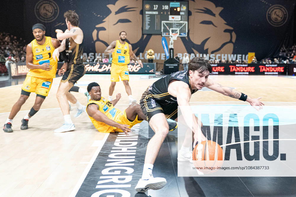 Gian Aydinoglu (Nr. 4 Basketball Loewen Braunschweig) rettet unter dem Korb GER, Basketball Loewen Braunschweig gegen MHP Riesen Ludwigsburg, Basketball, easyCredit BBL, Woche 3, Spielzeit 2026 27, 11.10.2026 GER, Basketball Loewen Braunschweig gegen MHP Riesen Ludwigsburg, Basketball, easyCredit BBL, Woche 3, Spielzeit 2026 27, 11.10.2026 Braunschweig