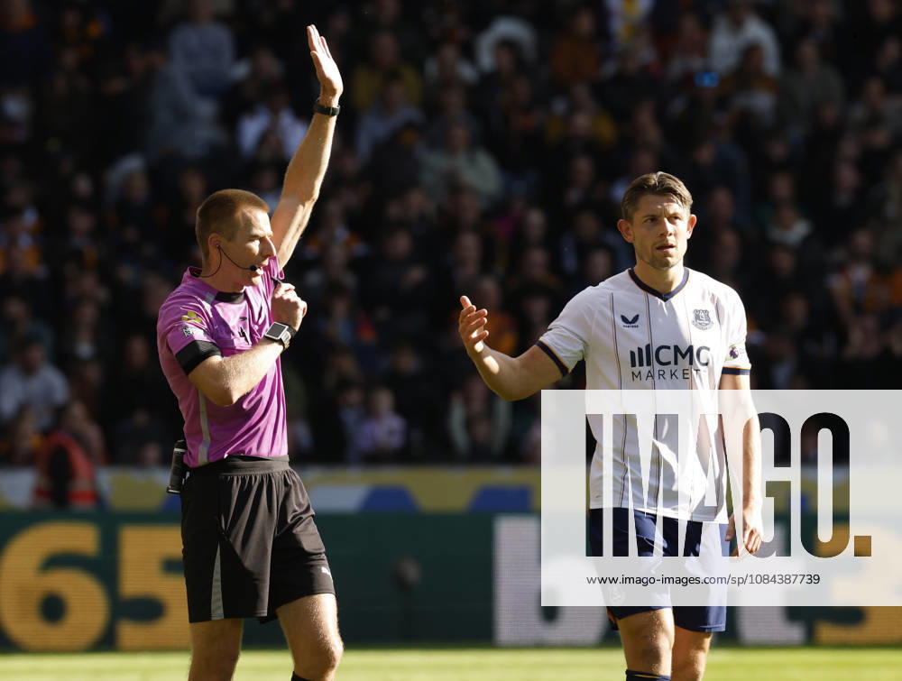 Kingston upon Hull, England, 11th October 2026. Referee Michael Salisbury announce the Everton goal was offside as James Tarkowski of Everton complains during the Hull City vs Everton Premier League match at the MKM Stadium, Kingston upon Hull. Picture credit should read: Cody Froggatt Sportimage . SPI_027_CF_HULL_CITY_EVERTON SPI-5062-0027