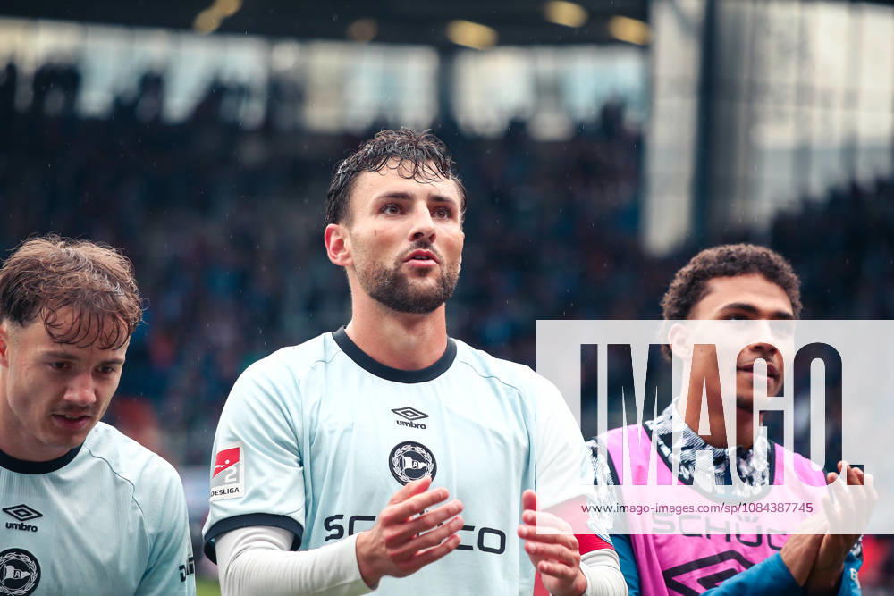 Deutschland: Fussball 2.Bundesliga 2026 2027, 7. Spieltag - VfL Bochum vs Arminia Bielefeld - Vonovia Ruhrstadion (Bochum): Siegesjubel Maximilian Bauer (Arminia Bielefeld, 5) Bochum Vonovia Ruhrstadion Deutschland