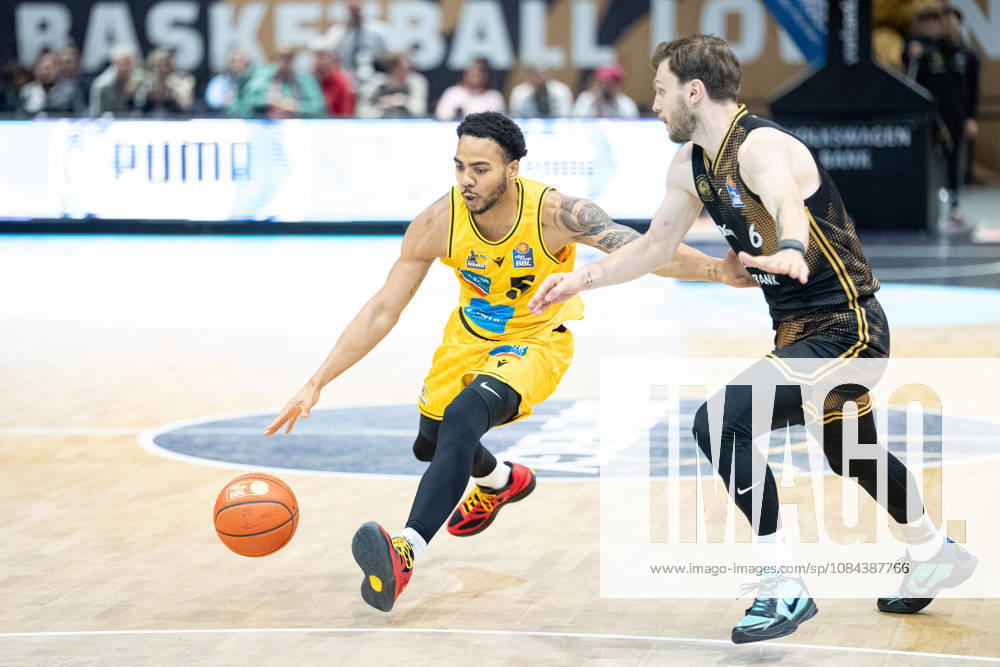 Ish Leggett (Nr. 5 MHP Riesen Ludwigsburg) gegen Ferdinand Zylka (Nr. 6 Basketball Loewen Braunschweig) GER, Basketball Loewen Braunschweig gegen MHP Riesen Ludwigsburg, Basketball, easyCredit BBL, Woche 3, Spielzeit 2026 27, 11.10.2026 GER, Basketball Loewen Braunschweig gegen MHP Riesen Ludwigsburg, Basketball, easyCredit BBL, Woche 3, Spielzeit 2026 27, 11.10.2026 Braunschweig