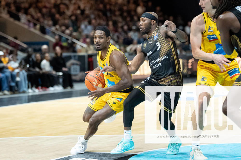 Darius Perry (Nr. 11 MHP Riesen Ludwigsburg) gegen DeJour Reaves (Nr. 3 Basketball Loewen Braunschweig) GER, Basketball Loewen Braunschweig gegen MHP Riesen Ludwigsburg, Basketball, easyCredit BBL, Woche 3, Spielzeit 2026 27, 11.10.2026 GER, Basketball Loewen Braunschweig gegen MHP Riesen Ludwigsburg, Basketball, easyCredit BBL, Woche 3, Spielzeit 2026 27, 11.10.2026 Braunschweig