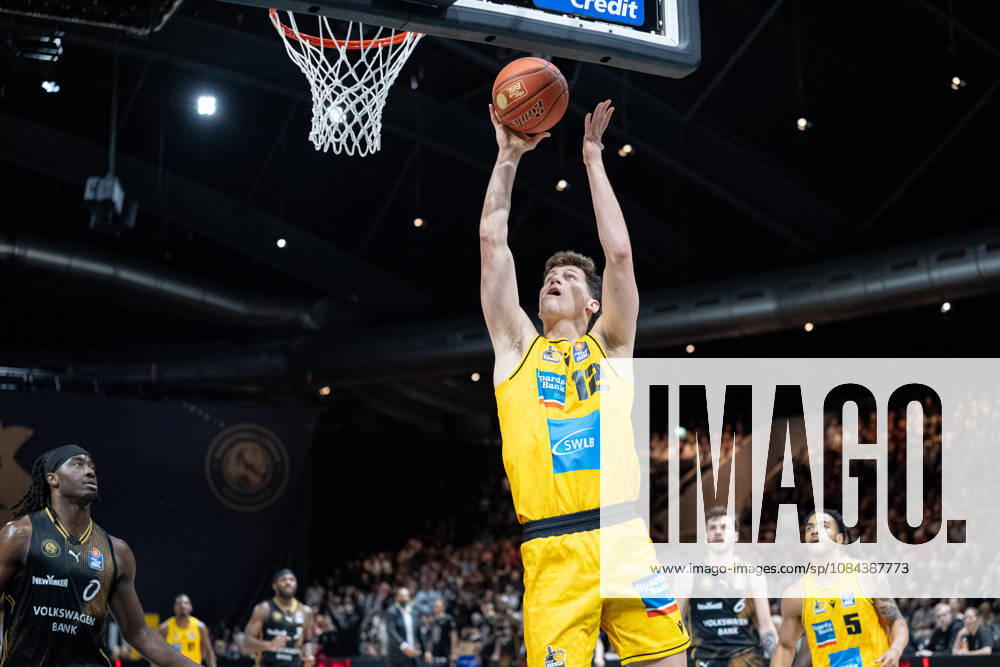 Patrick Cartier (Nr. 12 MHP Riesen Ludwigsburg) am Korb vor Zaba Bangala (Nr. 0 Basketball Loewen Braunschweig) GER, Basketball Loewen Braunschweig gegen MHP Riesen Ludwigsburg, Basketball, easyCredit BBL, Woche 3, Spielzeit 2026 27, 11.10.2026 GER, Basketball Loewen Braunschweig gegen MHP Riesen Ludwigsburg, Basketball, easyCredit BBL, Woche 3, Spielzeit 2026 27, 11.10.2026 Braunschweig