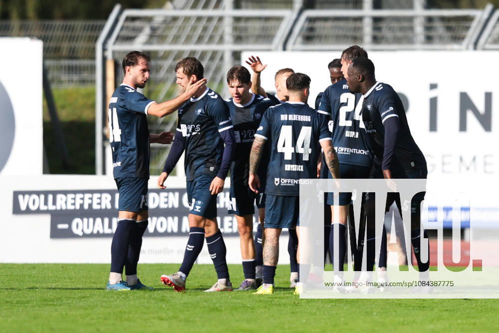 Fussball, Herren, Regionalliga Nord, 14. Spieltag, VfB Oldenburg - BSV Kickers Emden Torjubel zum 1:0 durch Dominik Kasper (24 VfB Oldenburg)