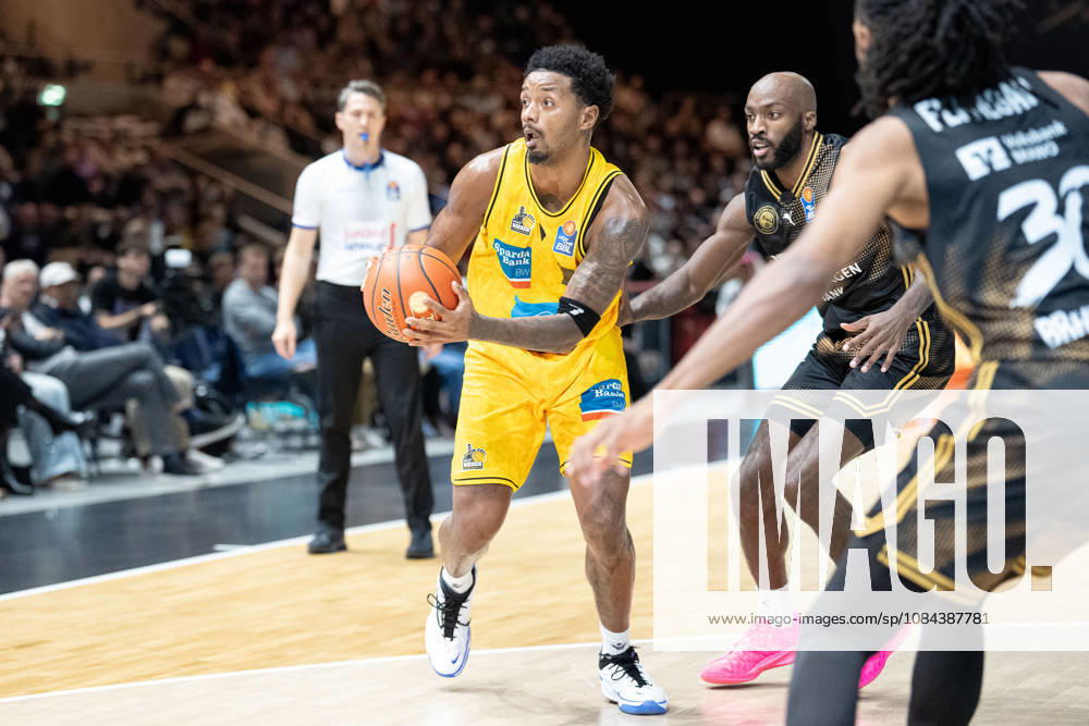 Justin Kier (Nr. 1 MHP Riesen Ludwigsburg) gegen Sheldon Edwards (Nr. 13 Basketball Loewen Braunschweig) GER, Basketball Loewen Braunschweig gegen MHP Riesen Ludwigsburg, Basketball, easyCredit BBL, Woche 3, Spielzeit 2026 27, 11.10.2026 GER, Basketball Loewen Braunschweig gegen MHP Riesen Ludwigsburg, Basketball, easyCredit BBL, Woche 3, Spielzeit 2026 27, 11.10.2026 Braunschweig