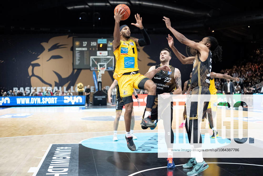 Justin Kier (Nr. 1 MHP Riesen Ludwigsburg) gegen Felipe Haase (Nr. 22 Basketball Loewen Braunschweig) und DeJour Reaves (Nr. 3 Basketball Loewen Braunschweig) GER, Basketball Loewen Braunschweig gegen MHP Riesen Ludwigsburg, Basketball, easyCredit BBL, Woche 3, Spielzeit 2026 27, 11.10.2026 GER, Basketball Loewen Braunschweig gegen MHP Riesen Ludwigsburg, Basketball, easyCredit BBL, Woche 3, Spielzeit 2026 27, 11.10.2026 Braunschweig