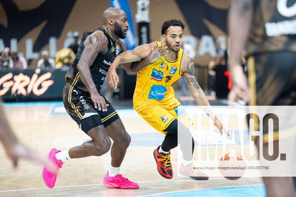 Ish Leggett (Nr. 5 MHP Riesen Ludwigsburg) gegen Sheldon Edwards (Nr. 13 Basketball Loewen Braunschweig) GER, Basketball Loewen Braunschweig gegen MHP Riesen Ludwigsburg, Basketball, easyCredit BBL, Woche 3, Spielzeit 2026 27, 11.10.2026 GER, Basketball Loewen Braunschweig gegen MHP Riesen Ludwigsburg, Basketball, easyCredit BBL, Woche 3, Spielzeit 2026 27, 11.10.2026 Braunschweig
