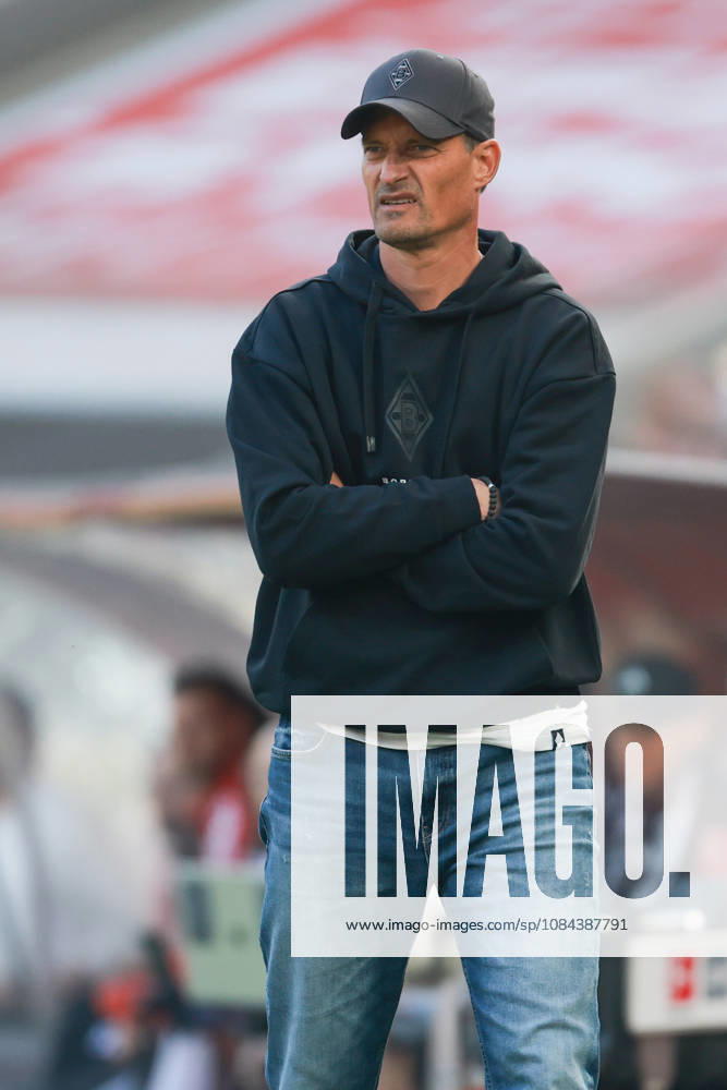 1. Bundesliga - 26 27 - 1. FC Köln - Borussia Mönchengladbach am 11.10.2026 im RheinEnergieSTADION in Köln Trainer Alexander Blessin (Moenchengladbach) nachdenklich
