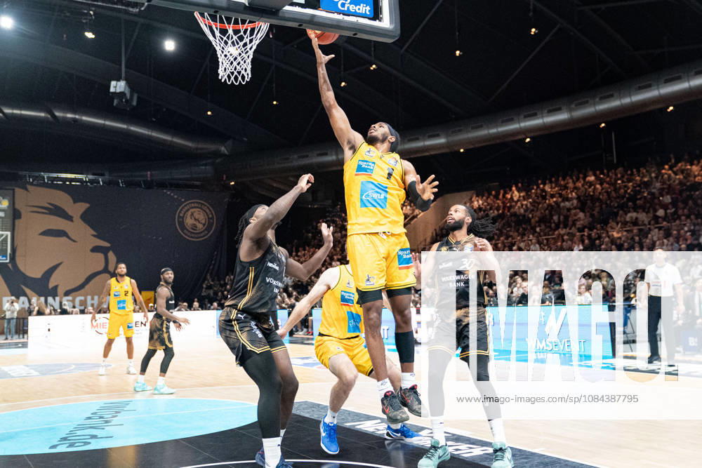 Justin Kier (Nr. 1 MHP Riesen Ludwigsburg) am Korb gegen Zaba Bangala (Nr. 0 Basketball Loewen Braunschweig) und Chip Flanigan (Nr. 30 Basketball Loewen Braunschweig) GER, Basketball Loewen Braunschweig gegen MHP Riesen Ludwigsburg, Basketball, easyCredit BBL, Woche 3, Spielzeit 2026 27, 11.10.2026 GER, Basketball Loewen Braunschweig gegen MHP Riesen Ludwigsburg, Basketball, easyCredit BBL, Woche 3, Spielzeit 2026 27, 11.10.2026 Braunschweig