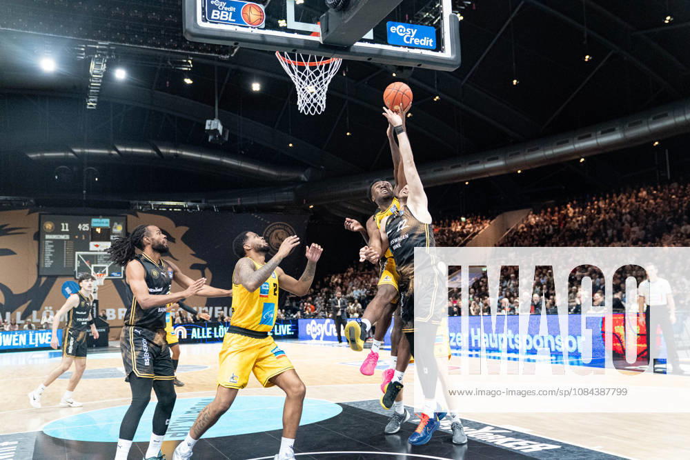 David Joplin (Nr. 2 MHP Riesen Ludwigsburg) gegen Felipe Haase (Nr. 22 Basketball Loewen Braunschweig) und Sheldon Edwards (Nr. 13 Basketball Loewen Braunschweig) GER, Basketball Loewen Braunschweig gegen MHP Riesen Ludwigsburg, Basketball, easyCredit BBL, Woche 3, Spielzeit 2026 27, 11.10.2026 GER, Basketball Loewen Braunschweig gegen MHP Riesen Ludwigsburg, Basketball, easyCredit BBL, Woche 3, Spielzeit 2026 27, 11.10.2026 Braunschweig