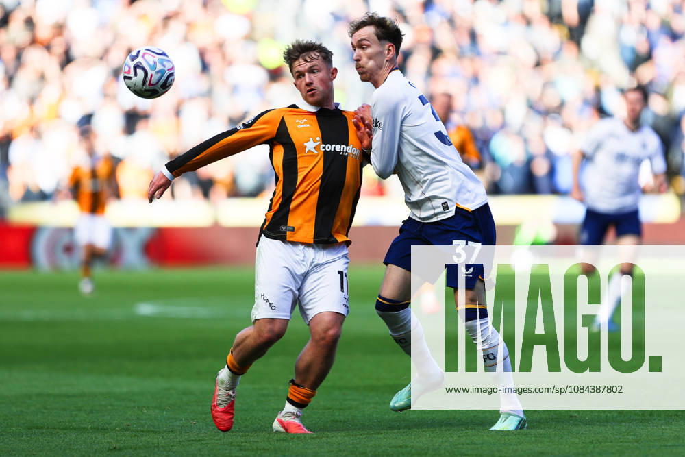 KINGSTON UPON HULL, ENGLAND, OCTOBER 11: Joe Gelhardt of Hull City (L) vies with James Garner of Everton FC (R) during a Premier League 2026-27 match between Hull City and Everton FC at the MKM Stadium on October 11, 2026 in Kingston Upon Hull, England. (Photo by Zach Forster Sports Press Photo)