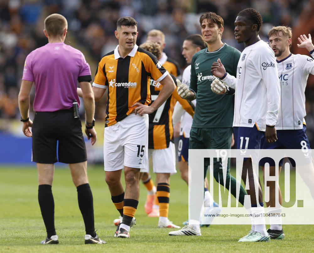 Kingston upon Hull, England, 11th October 2026. Referee Michael Salisbury waits with John Egan of Hull City as the Everton players complain during the Hull City vs Everton Premier League match at the MKM Stadium, Kingston upon Hull. Picture credit should read: Cody Froggatt Sportimage . SPI_028_CF_HULL_CITY_EVERTON SPI-5062-0029