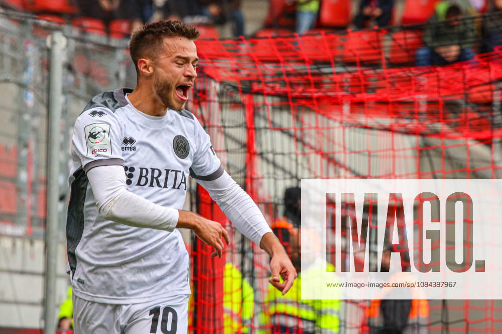 Robin Kalem (SV Wehen Wiesbaden, Nr.10) jubelt nach seinem Treffer zum 2:4 - Wiesbaden gewinnt das Spiel schlussendlich recht klar beim Spiel FC Ingolstadt 04 gegen SV Wehen Wiesbaden am 11.10.2026, DFB regulations prohibit any use of photographs as image sequences and or quasi-video. GER, Fussball, 3. Liga, Spieltag 8, FC Ingolstadt 04 gegen SV Wehen Wiesbaden, 11.10.2026, Audi Sportpark Ingolstadt