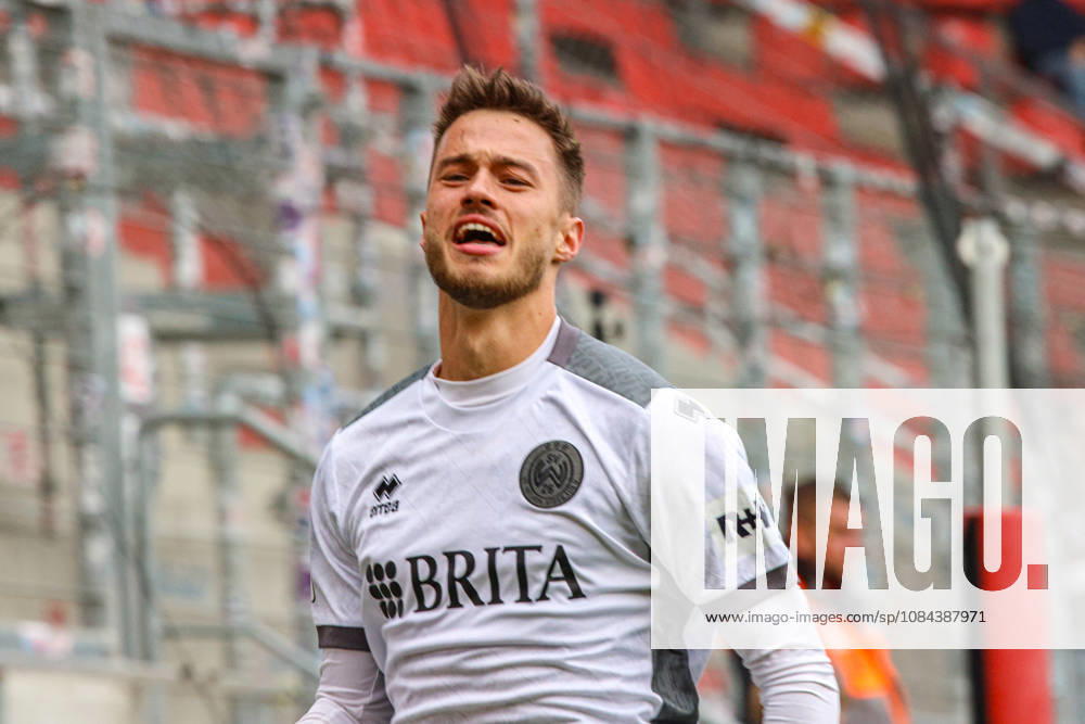 Robin Kalem (SV Wehen Wiesbaden, Nr.10) jubelt nach seinem Treffer zum 2:4 - Wiesbaden gewinnt das Spiel schlussendlich recht klar beim Spiel FC Ingolstadt 04 gegen SV Wehen Wiesbaden am 11.10.2026, DFB regulations prohibit any use of photographs as image sequences and or quasi-video. GER, Fussball, 3. Liga, Spieltag 8, FC Ingolstadt 04 gegen SV Wehen Wiesbaden, 11.10.2026, Audi Sportpark Ingolstadt