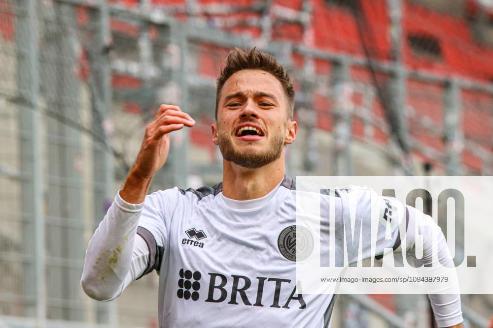 Robin Kalem (SV Wehen Wiesbaden, Nr.10) jubelt nach seinem Treffer zum 2:4 - Wiesbaden gewinnt das Spiel schlussendlich recht klar beim Spiel FC Ingolstadt 04 gegen SV Wehen Wiesbaden am 11.10.2026, DFB regulations prohibit any use of photographs as image sequences and or quasi-video. GER, Fussball, 3. Liga, Spieltag 8, FC Ingolstadt 04 gegen SV Wehen Wiesbaden, 11.10.2026, Audi Sportpark Ingolstadt