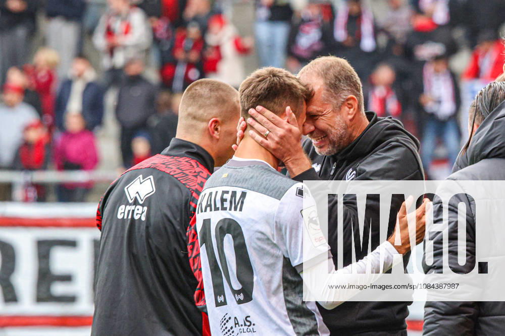 Robin Kalem (SV Wehen Wiesbaden, Nr.10) jubelt nach seinem Treffer zum 2:4 zusammen mit Trainer Jochen Seitz (Cheftrainer SV Wehen Wiesbaden)- Wiesbaden gewinnt das Spiel schlussendlich recht klar beim Spiel FC Ingolstadt 04 gegen SV Wehen Wiesbaden am 11.10.2026, DFB regulations prohibit any use of photographs as image sequences and or quasi-video. GER, Fussball, 3. Liga, Spieltag 8, FC Ingolstadt 04 gegen SV Wehen Wiesbaden, 11.10.2026, Audi Sportpark Ingolstadt