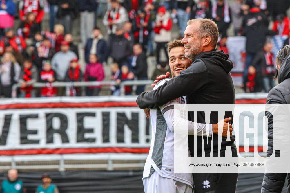 Robin Kalem (SV Wehen Wiesbaden, Nr.10) jubelt nach seinem Treffer zum 2:4 zusammen mit Trainer Jochen Seitz (Cheftrainer SV Wehen Wiesbaden)- Wiesbaden gewinnt das Spiel schlussendlich recht klar beim Spiel FC Ingolstadt 04 gegen SV Wehen Wiesbaden am 11.10.2026, DFB regulations prohibit any use of photographs as image sequences and or quasi-video. GER, Fussball, 3. Liga, Spieltag 8, FC Ingolstadt 04 gegen SV Wehen Wiesbaden, 11.10.2026, Audi Sportpark Ingolstadt