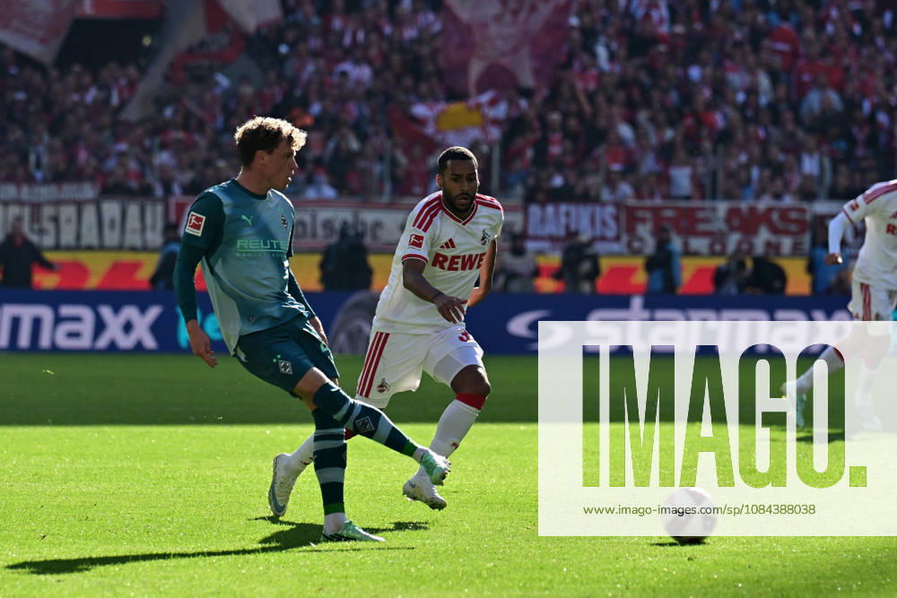 Koeln; Fussball, Herren, Saison 2026 2027, 1. FC Koeln vs. Borussia Moenchengladbach Zweikampf zwischen v. li. Robin Hack (Gladbach), Linton Maina (Koeln) DFL regulations prohibit any use of photographs as image sequences and or quasi-video. Rhein-Energie-Stadion Nordrhein-Westfalen Deutschland