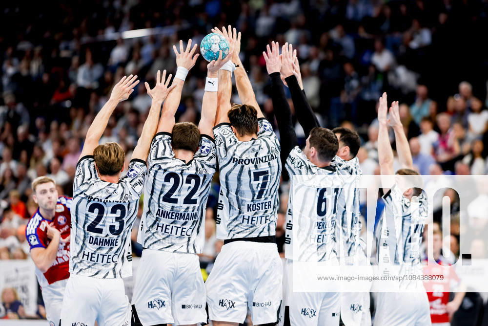 - Handball, 1. Bundesliga 2026 27, THW Kiel - Handball Club Hamburg: Spieler des THW Kiel bilden Mauer und halten Freiwurf