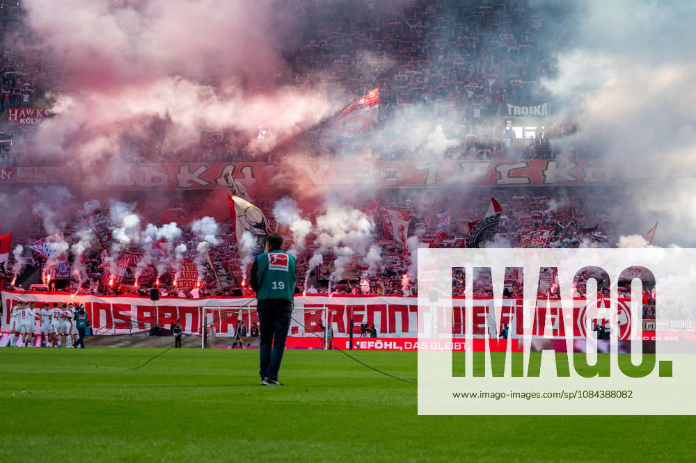 Deutschland: 1.Bundesliga 2026 2027, 5. Spieltag, 1.FC Köln vs Borussia Mönchengladbach, Sonntag, 11.10.2026 RheinEnergie-Stadion (Köln-Nordrhein-Westfalen): Fankurve, Pyrotechnik, Pyro, Bengalos, Rauch, Nebel, rote Leuchtfackeln, Fahnen, Ultras, Support, Spielunterbrechung, Sicherheit Köln RheinEnergier-Stadion, Köln Deutschland