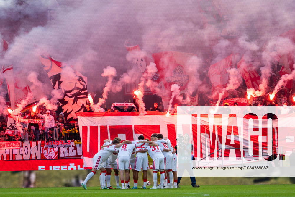 Deutschland: 1.Bundesliga 2026 2027, 5. Spieltag, 1.FC Köln vs Borussia Mönchengladbach, Sonntag, 11.10.2026 RheinEnergie-Stadion (Köln-Nordrhein-Westfalen): Die Spieler von FC. Köln bilden einen Mannschaftskreis zum Schulterschluss, Fankurve, Pyrotechnik, Pyro, Bengalos, Rauch, Nebel, rote Leuchtfackeln, Fahnen, Ultras, Support, Spielunterbrechung, Sicherheit Köln RheinEnergier-Stadion, Köln Deutschland