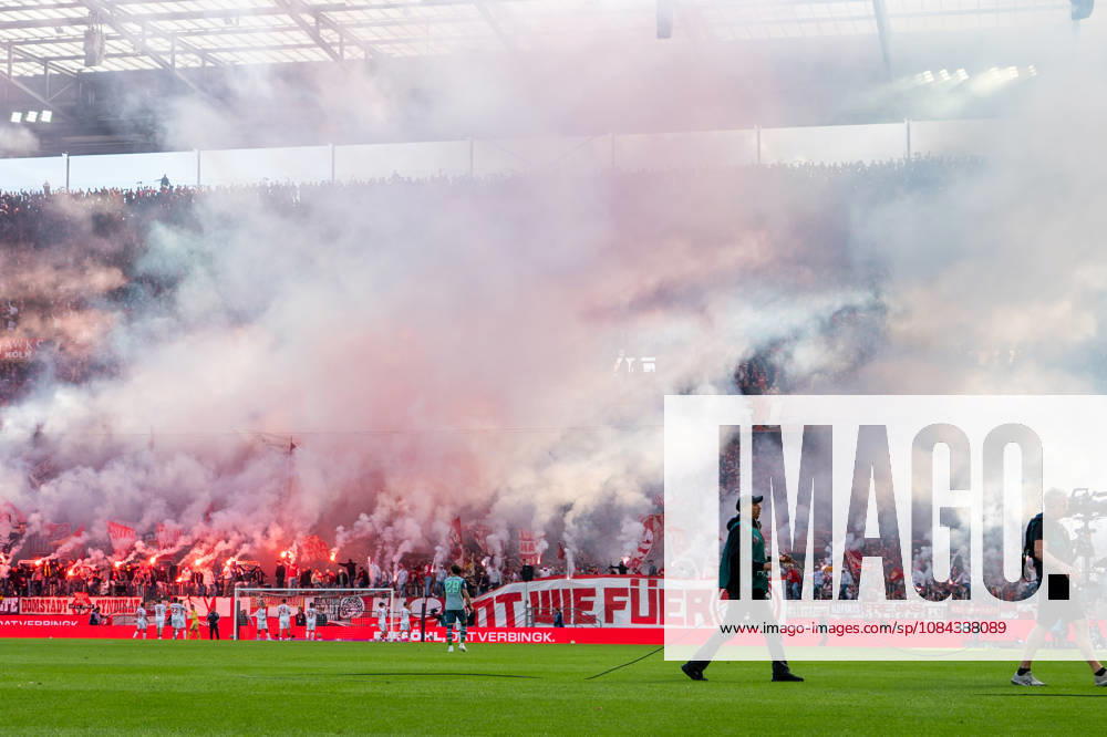 Deutschland: 1.Bundesliga 2026 2027, 5. Spieltag, 1.FC Köln vs Borussia Mönchengladbach, Sonntag, 11.10.2026 RheinEnergie-Stadion (Köln-Nordrhein-Westfalen): Fankurve, Pyrotechnik, Pyro, Bengalos, Rauch, Nebel, rote Leuchtfackeln, Fahnen, Ultras, Support, Spielunterbrechung, Sicherheit Köln RheinEnergier-Stadion, Köln Deutschland