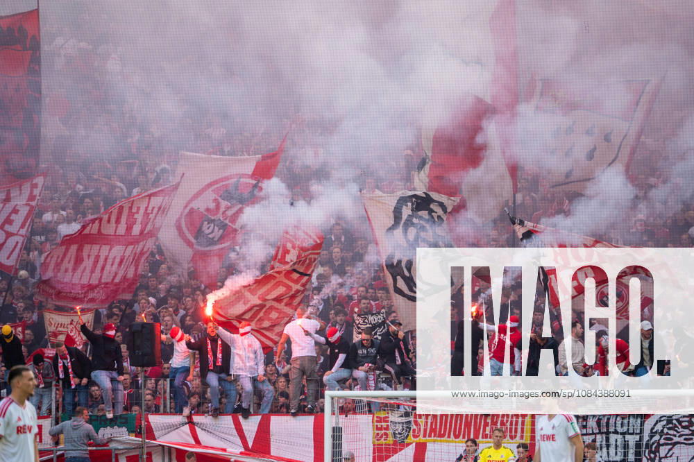 Deutschland: 1.Bundesliga 2026 2027, 5. Spieltag, 1.FC Köln vs Borussia Mönchengladbach, Sonntag, 11.10.2026 RheinEnergie-Stadion (Köln-Nordrhein-Westfalen): Fankurve, Pyrotechnik, Pyro, Bengalos, Rauch, Nebel, rote Leuchtfackeln, Fahnen, Ultras, Support, Spielunterbrechung, Sicherheit Köln RheinEnergier-Stadion, Köln Deutschland
