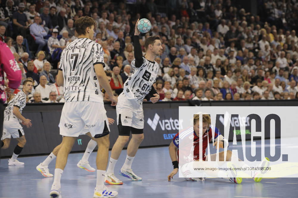 Foto : Martin HOVDE ( Hamburg ) kommt zu Fall gegen Hendrik Pekeler (Kiel) Handball Herren 1. Bundesliga 8. Spieltag am So. 11.10.2026 THW Kiel - HCH Hamburg