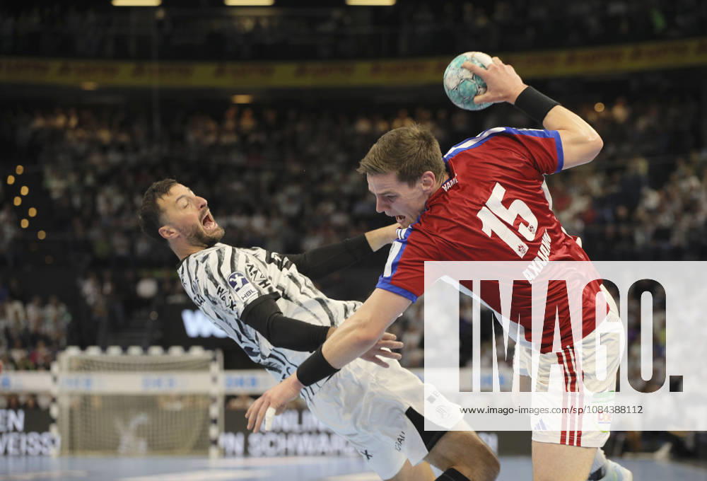 Foto : Torwurf von .... Dominik Axmann ( Hamburg ) gegen Domagoj Duvnjak (Kiel , links) Handball Herren 1. Bundesliga 8. Spieltag am So. 11.10.2026 THW Kiel - HCH Hamburg