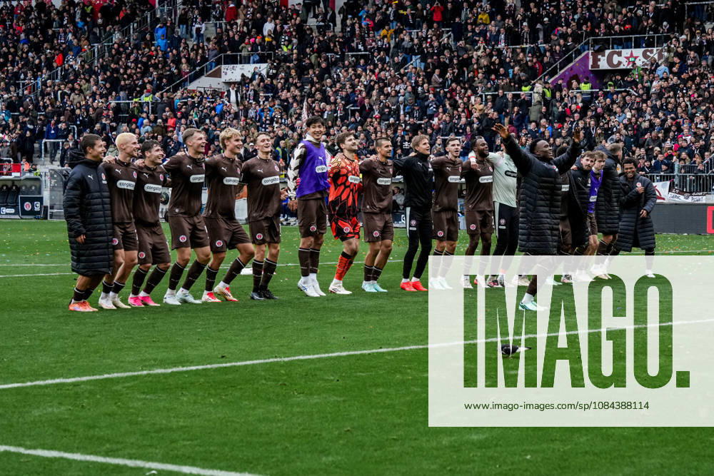 Deutschland: Fußball 2. Bundesliga 2026 27, 7. Spieltag FC St. Pauli vs Karlsruher SC Millerntor-Stadion (Hamburg St. Pauli): Mannschaft FC St. Pauli feiert Sieg vor Fans