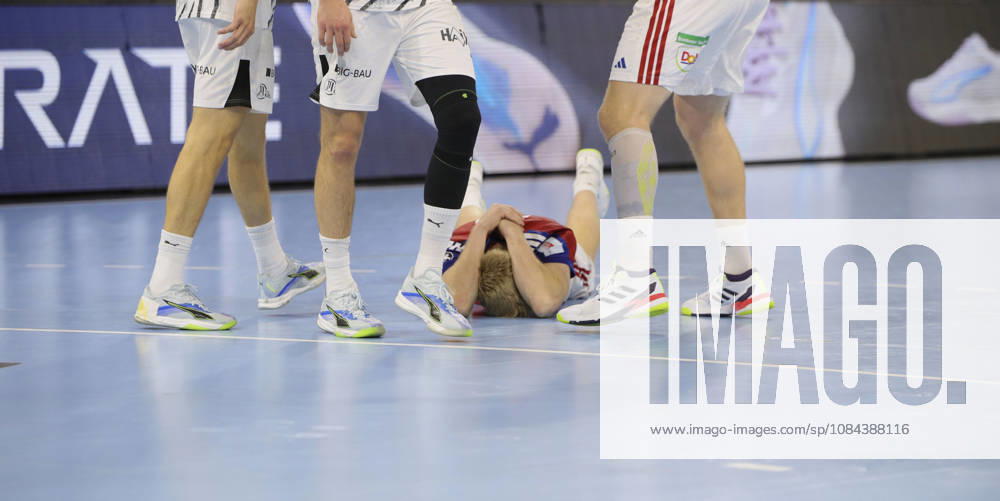 Foto : nach Foulspiel am Boden liegt Fredrik Bo ANDERSEN ( Hamburg ) Handball Herren 1. Bundesliga 8. Spieltag am So. 11.10.2026 THW Kiel - HCH Hamburg
