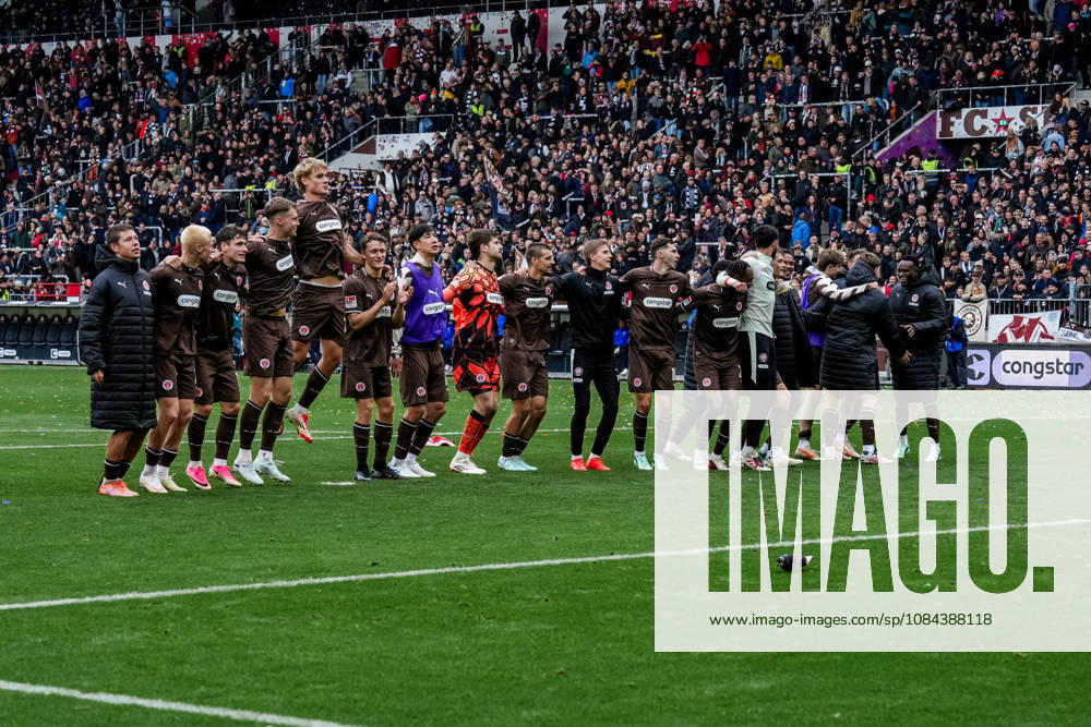 Deutschland: Fußball 2. Bundesliga 2026 27, 7. Spieltag FC St. Pauli vs Karlsruher SC Millerntor-Stadion (Hamburg St. Pauli): Mannschaft FC St. Pauli feiert Sieg vor Fans