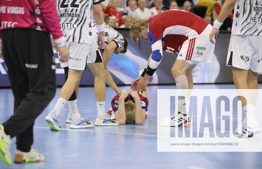 Foto : nach Foulspiel am Boden liegt Fredrik Bo ANDERSEN ( Hamburg ) Handball Herren 1. Bundesliga 8. Spieltag am So. 11.10.2026 THW Kiel - HCH Hamburg