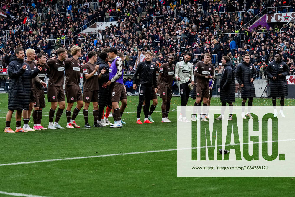 Deutschland: Fußball 2. Bundesliga 2026 27, 7. Spieltag FC St. Pauli vs Karlsruher SC Millerntor-Stadion (Hamburg St. Pauli): Mannschaft FC St. Pauli feiert Sieg vor Fans