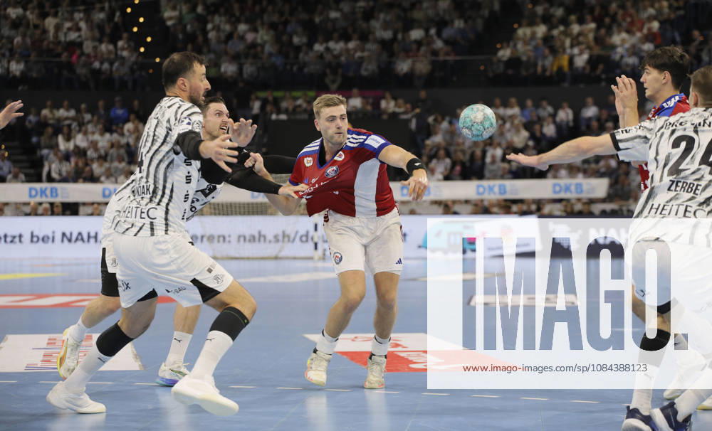 Foto : Torwurf von ... Oliver NORLYK ( Hamburg ) gegen Hendrik Pekeler (Kiel) und links ... Domagoj Duvnjak (Kiel) Handball Herren 1. Bundesliga 8. Spieltag am So. 11.10.2026 THW Kiel - HCH Hamburg