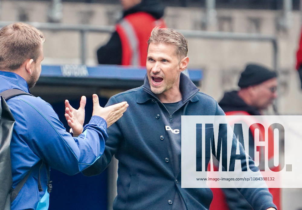 Deutschland: Fussball 2.Bundesliga 2026 2027, 7. Spieltag - VfL Bochum vs Arminia Bielefeld - Vonovia Ruhrstadion (Bochum): Siegesjubel Oliver Kirch (Trainer Arminia Bielefeld) Bochum Vonovia Ruhrstadion Deutschland