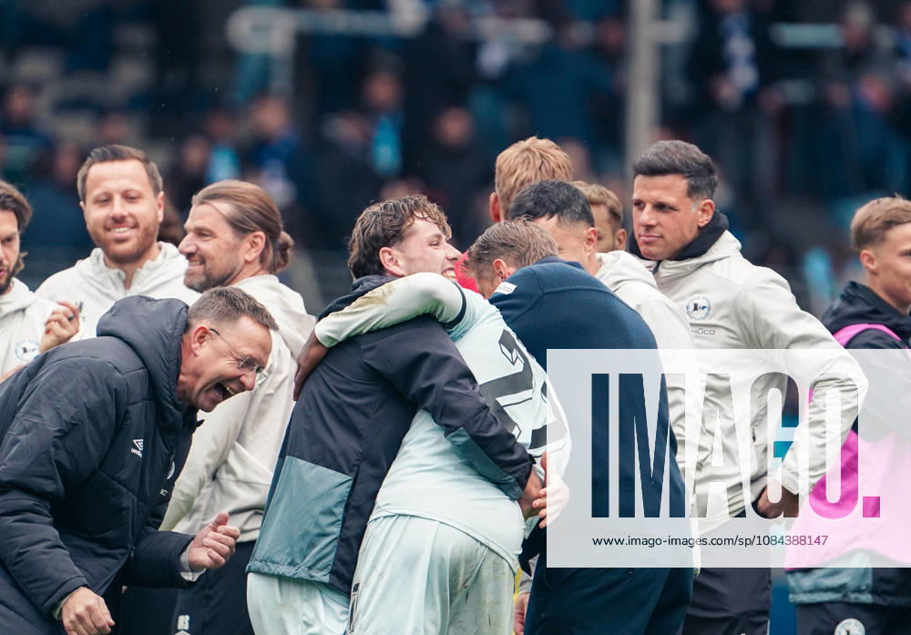 Deutschland: Fussball 2.Bundesliga 2026 2027, 7. Spieltag - VfL Bochum vs Arminia Bielefeld - Vonovia Ruhrstadion (Bochum): Siegesjubel Oliver Kirch (Trainer Arminia Bielefeld) Benjamin Boakye (Arminia Bielefeld, 27) Bochum Vonovia Ruhrstadion Deutschland