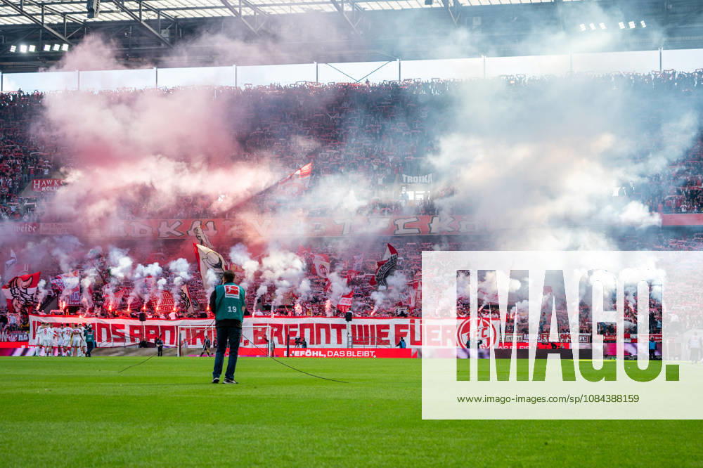 Deutschland: 1.Bundesliga 2026 2027, 5. Spieltag, 1.FC Köln vs Borussia Mönchengladbach, Sonntag, 11.10.2026 RheinEnergie-Stadion (Köln-Nordrhein-Westfalen): Fankurve, Pyrotechnik, Pyro, Bengalos, Rauch, Nebel, rote Leuchtfackeln, Fahnen, Ultras, Support, Spielunterbrechung, Sicherheit Köln RheinEnergier-Stadion, Köln Deutschland