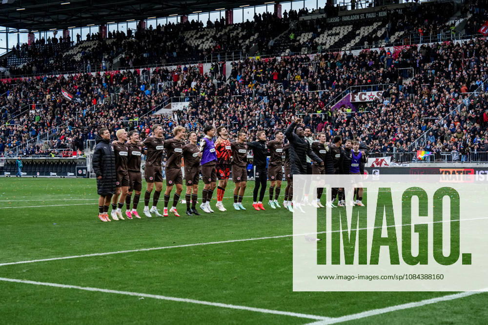 Deutschland: Fußball 2. Bundesliga 2026 27, 7. Spieltag FC St. Pauli vs Karlsruher SC Millerntor-Stadion (Hamburg St. Pauli): Mannschaft FC St. Pauli feiert Sieg vor Fans