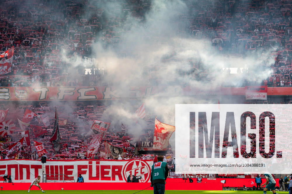 Deutschland: 1.Bundesliga 2026 2027, 5. Spieltag, 1.FC Köln vs Borussia Mönchengladbach, Sonntag, 11.10.2026 RheinEnergie-Stadion (Köln-Nordrhein-Westfalen): Fankurve, Pyrotechnik, Pyro, Bengalos, Rauch, Nebel, rote Leuchtfackeln, Fahnen, Ultras, Support, Spielunterbrechung, Sicherheit Köln RheinEnergier-Stadion, Köln Deutschland